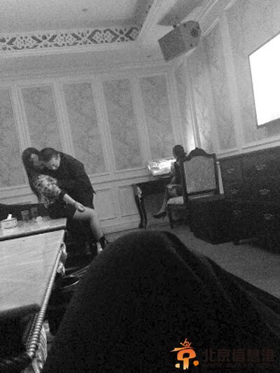 江苏官员谎话被揭穿：搂的是小姐不是女同学　