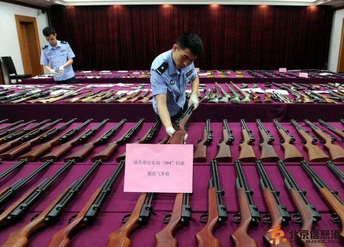 广东警方半年缴枪845支 仿真枪31.6万支