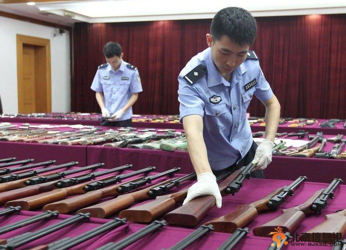 广东警方半年缴枪845支 仿真枪31.6万支