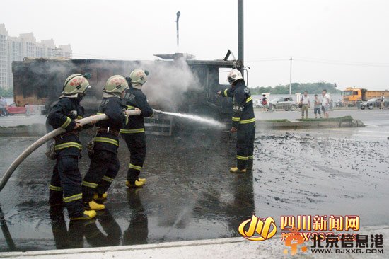 成都剑南大道发生5车追尾事故 一货车自燃