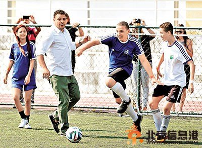 肥罗看人踢球一时技痒着便装与年轻人切磋（图）