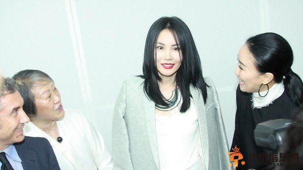 王菲撞脸俞飞鸿那英左右逢源 网友：女神都长一个样？【图】
