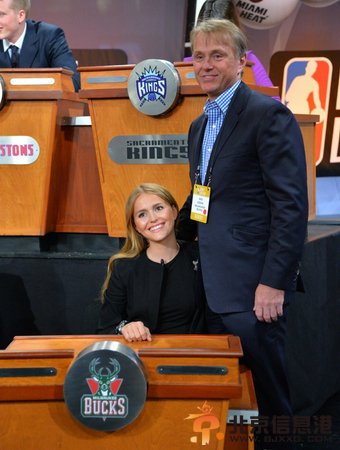 雄鹿老板女儿选秀抽签后走红 18岁白富美粉丝激增/图