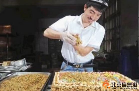 买买提切糕让三名大学生成糕富帅 舌尖2使切糕生意井喷
