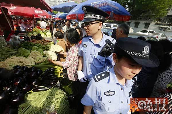 <a href='http://www.bjxxg.cn/news/beijing/' target='_blank'><u>北京</u></a>警方进早市巡逻 民众称心里踏实