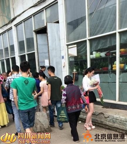 小伙儿邂逅白衣女孩一见钟情发另类照片寻人（图）
