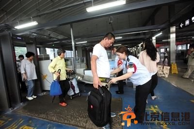 <a href='http://www.bjxxg.cn/news/beijing/' target='_blank'><u>北京</u></a>地铁人物同检增3车站 单人安检1分钟内完成