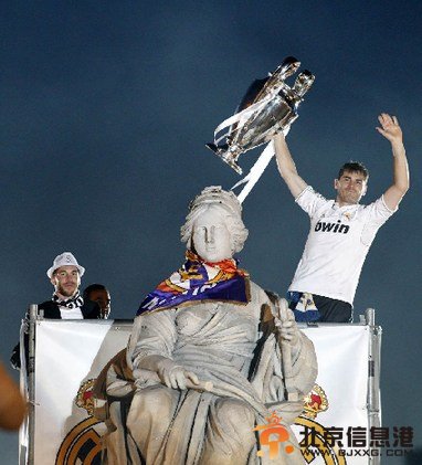 皇马夺第10座欧冠杯连夜回国狂欢 马德里万人空巷