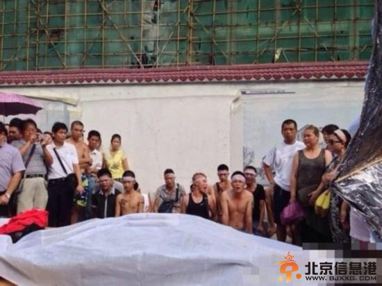8月3日下午3点，湖北武汉中山大道佳丽广场，十多名赤膊男子披麻戴孝，用门板抬着一具“尸体”在此示威，宣称城管打死人。
