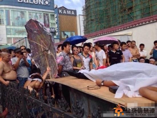 8月3日下午3点，湖北武汉中山大道佳丽广场，十多名赤膊男子披麻戴孝，用门板抬着一具“尸体”在此示威，宣称城管打死人。