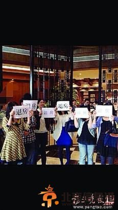 南京两楼盘降价千元 老业主举标语要求退房