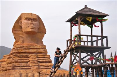 一游客在河北石家庄某地的“狮身人面像”前。近日，埃及文物部门向联合国投诉，称该仿制品违反国际条约。图/CFP