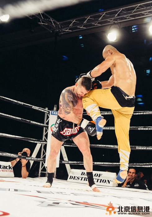 中国勇士踢爆德国 武僧一龙客场痛击德国拳王打到裤裆撕裂【视频回放】