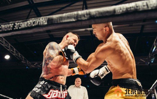 武僧一龙客场痛击德国拳王反击KO 少林腿踢到裤裆撕裂