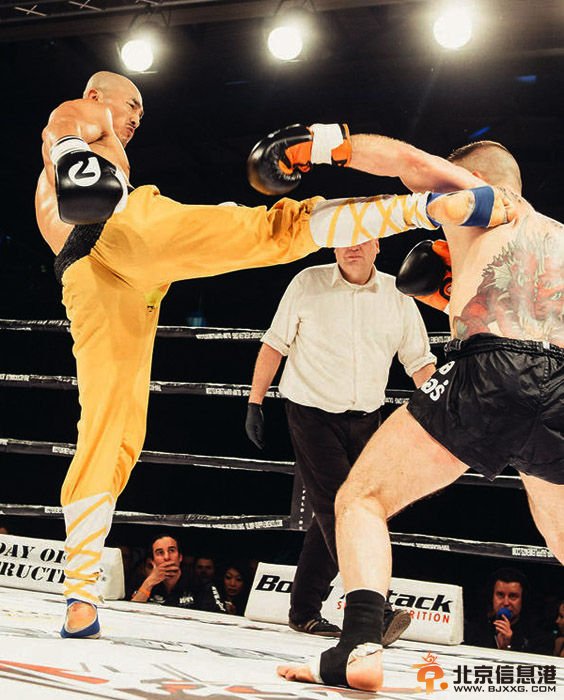 绝命厮杀!武僧一龙客场痛击德国拳王 激战到裤裆撕裂惹德国美女频抛媚眼