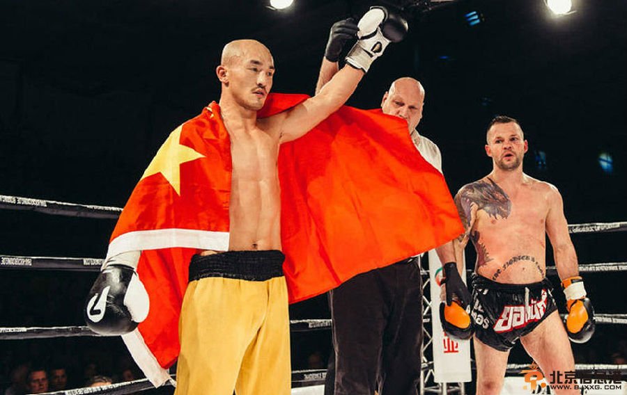 绝命厮杀!武僧一龙客场痛击德国拳王 激战到裤裆撕裂惹德国美女频抛媚眼