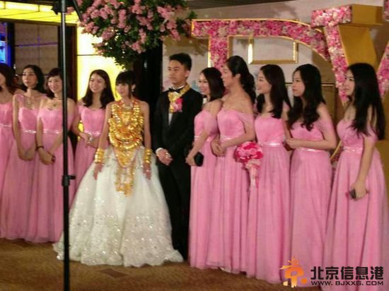 广东中山现豪华婚礼 新娘身挂70个金手镯