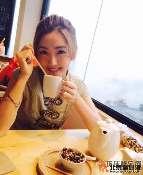 导演彭顺背妻子李心洁偷食 当众与嫩模亲嘴搂抱