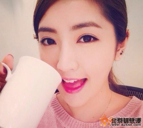 导演彭顺背妻子李心洁偷食 当众与嫩模亲嘴搂抱