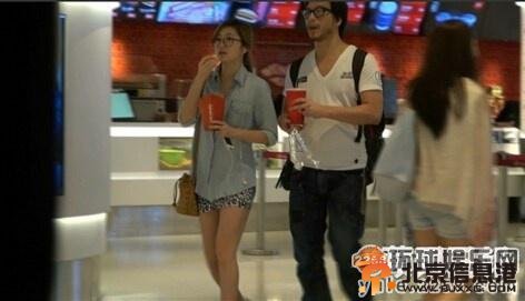 导演彭顺背妻子李心洁偷食 当众与嫩模亲嘴搂抱