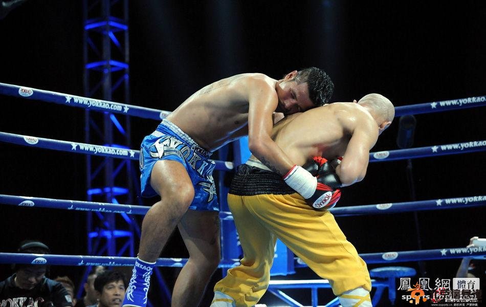 武僧一龙不敌泰国拳王险被打出擂台 称时差还没倒过来