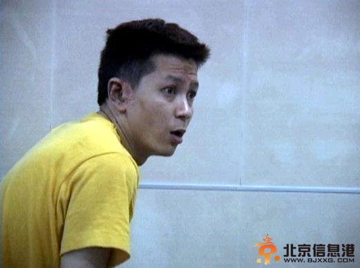 上海一男子靠