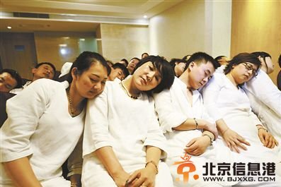 长沙睡眠班开课 女白领穿睡衣做睡眠操解压