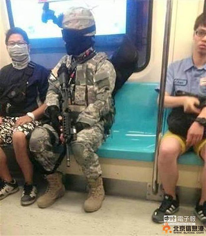 男子穿迷彩服持仿真枪搭台北地铁被逮捕