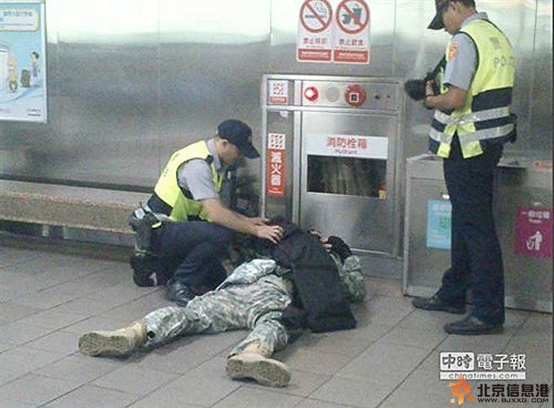 男子穿迷彩服持仿真枪搭台北地铁被逮捕
