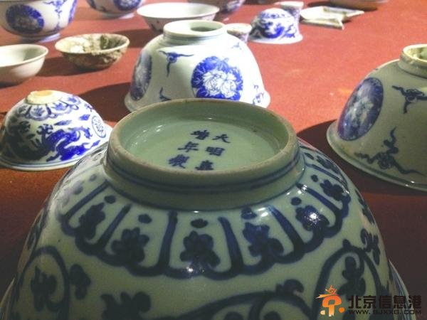 四川村民锄地挖出24件明代青花瓷 被警方收走