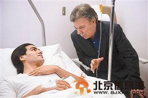 伤腿牵动国家神经哥伦比亚总统探望法尔考（图）