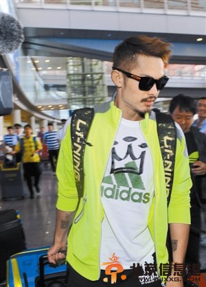 国羽男队归来未获载誉超级丹帅气亮相机场（图）