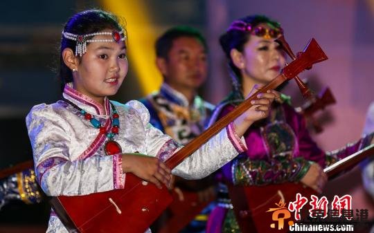 新疆第八届环赛里木湖公路自行车赛举行开幕式 