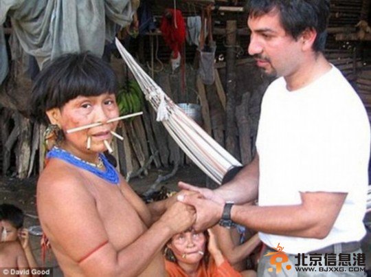 感人！美小伙与分隔19年原始部落母亲重逢