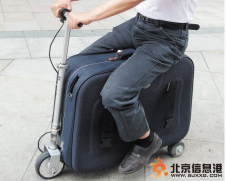 农民发明“旅行神器”载人行李箱 时速20公里一路火花带闪电