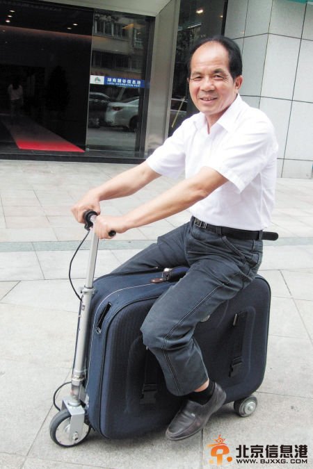 农民发明“旅行神器”载人行李箱 时速20公里一路火花带闪电