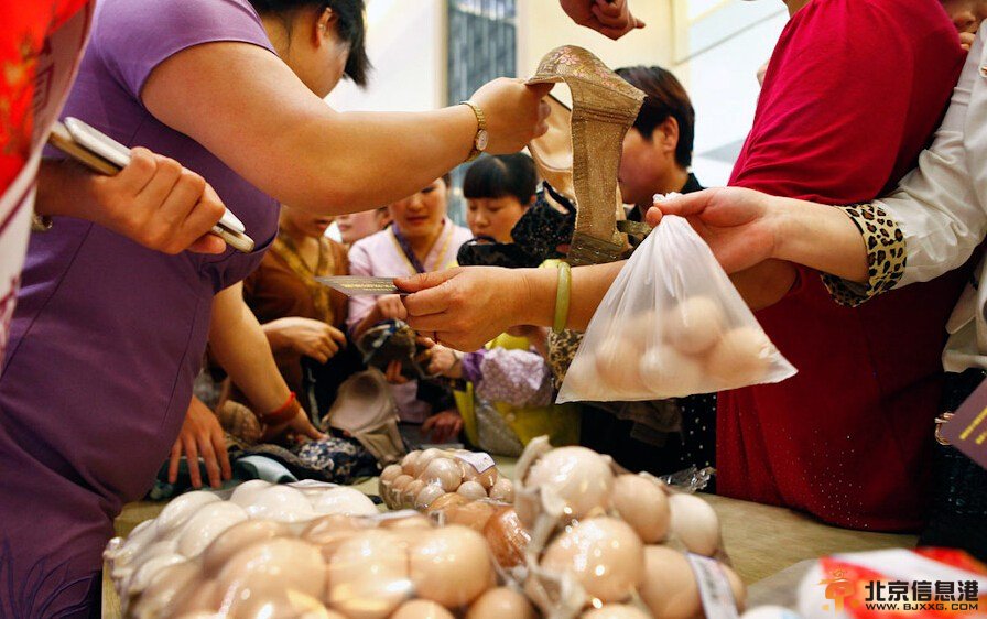 西安鸡蛋换胸罩活动火爆 主办方：兑换的1000只鸡蛋将以每只10元义卖