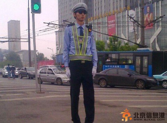 国内最高交警身高2米 “穆铁柱”交警被赞有安全感（组图）