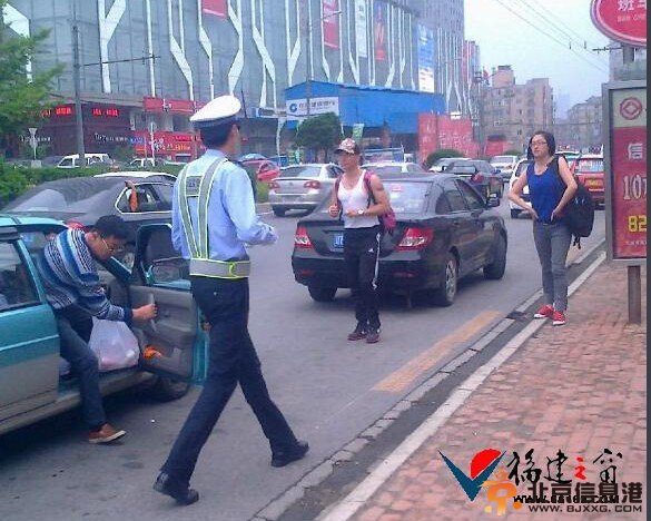 <a href='http://www.bjxxg.cn/news/guonei/' target='_blank'><u>国内</u></a>最高交警身高2米 “穆铁柱”交警被赞有安全感（组图）