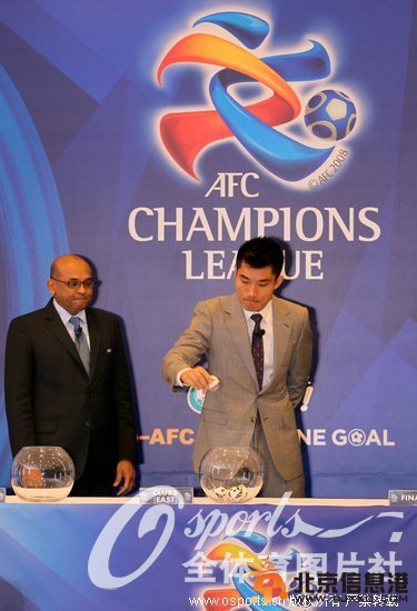 郑智作为抽签嘉宾进行抽签