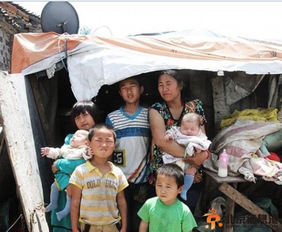 刘向营以拾荒为生，妻子前后共为他生了10个孩子，一家人蜗居在园区车坊镇上一处田头草棚内。