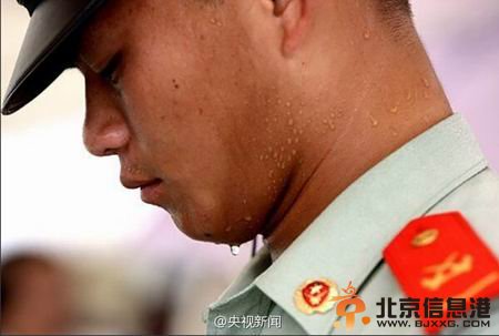 热浪来袭多地气温直逼40℃ 向烈日下坚守岗位人们致敬