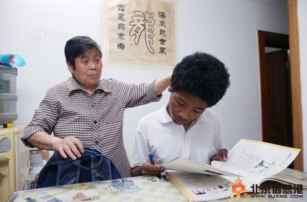 老太收养黑人弃婴-14年后终于落户上海3