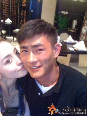 古力娜扎男友王成刚亲密照曝光 二人甜蜜亲吻