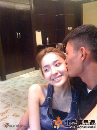 古力娜扎男友王成刚亲密照曝光 二人甜蜜亲吻