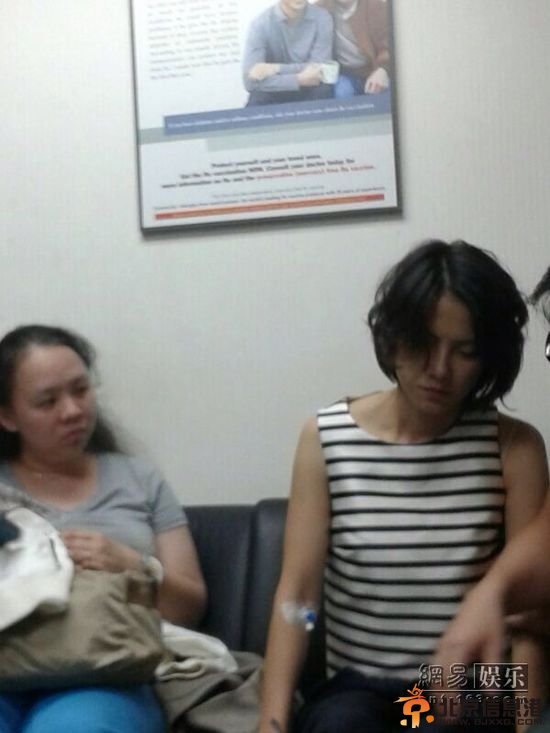 李心洁面容憔悴抽血打针 彭顺陪看医生