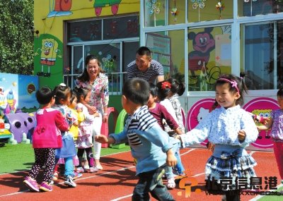 青岛最美家庭：80后夫妻办公益幼儿园
