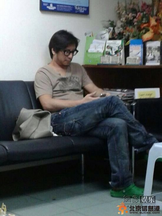 李心洁面容憔悴抽血打针 彭顺陪看医生