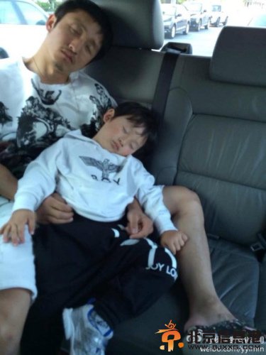 邹市明晒怀抱爱子熟睡照两人睡姿神同步（图）