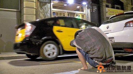 华晨宇喝醉了，埋头坐在路边